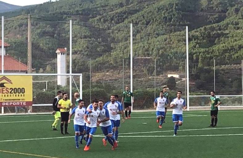 Los jugadores celebran el gol de Iván Andújar en Las Hurdes 