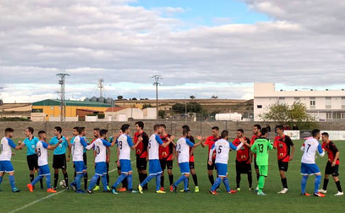 Los jugadores se saludan al comienzo del partido 