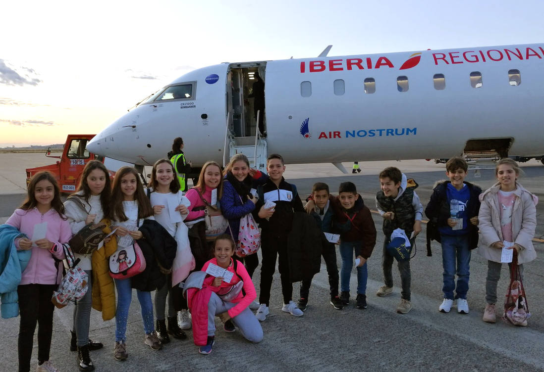Alumnos del colegio viajan en avión a Madrid