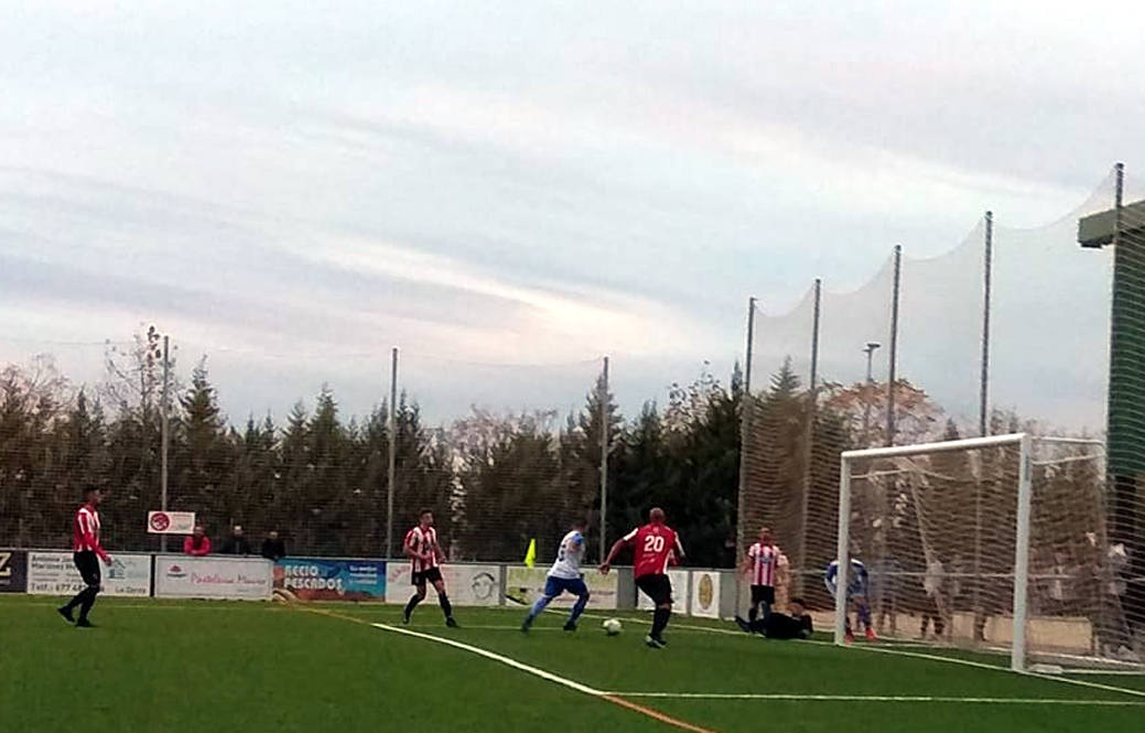 Mario anota el tercer gol ante el San Serván 