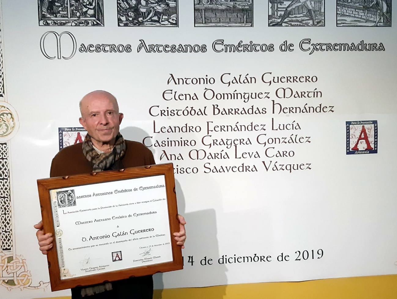 Antonio Galán Guerrero posa con el título recibido 