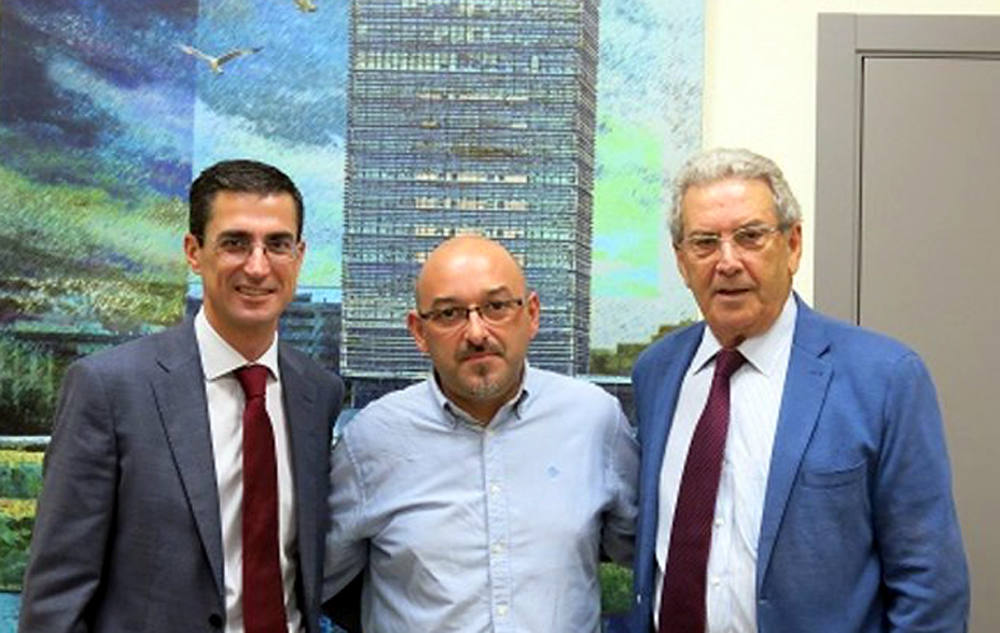 Francisco Farrona (centro), con representantes de ambas fundaciones 