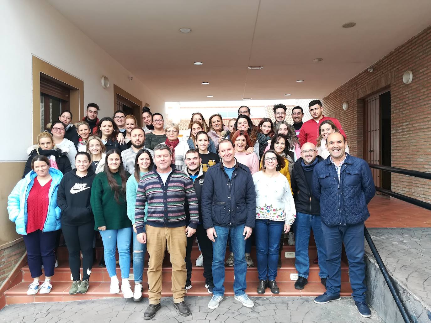 Foto de familia de los asistentes a la inauguración de la escuela profesional 