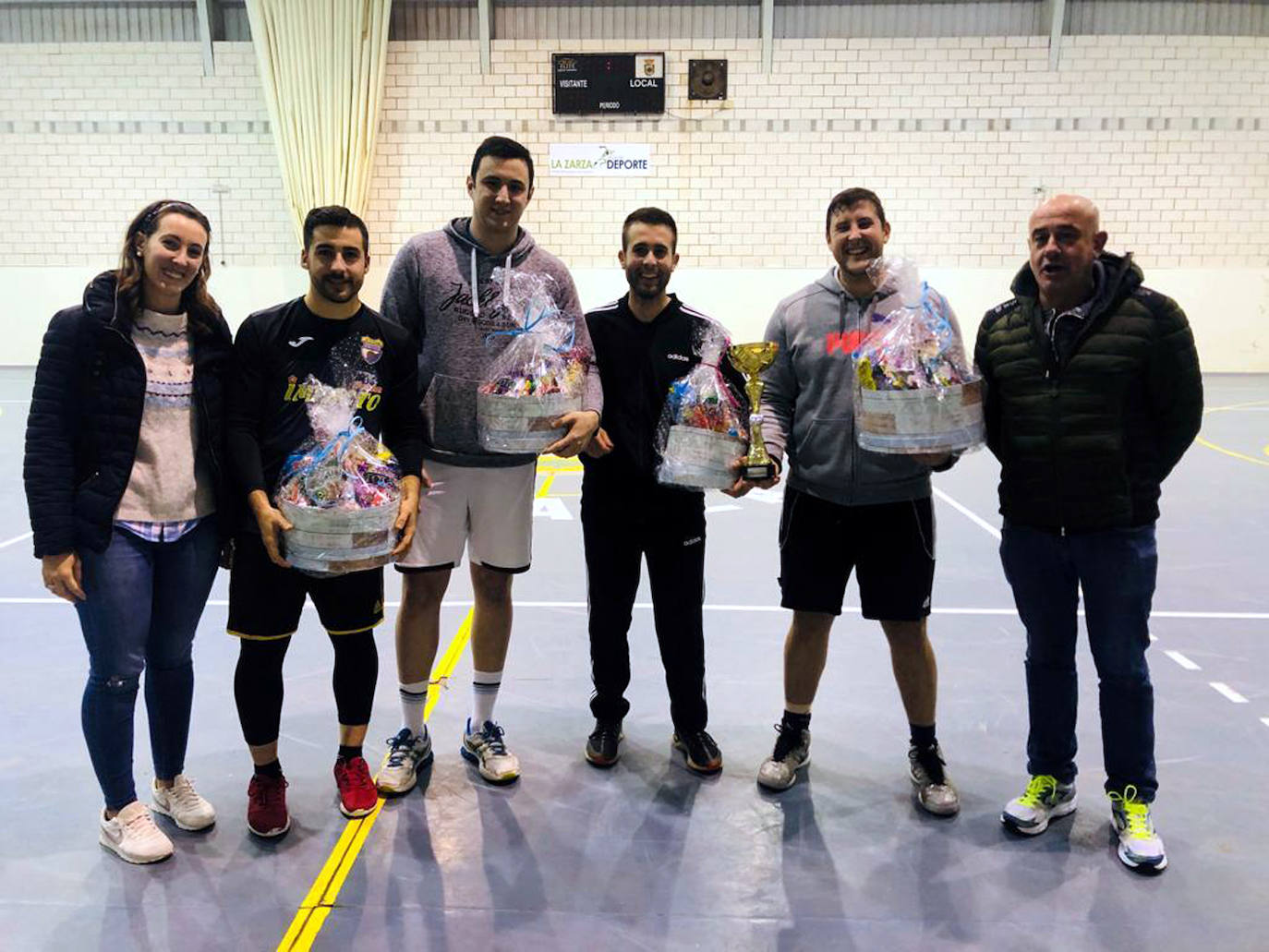 Los vencedores posan con los premios concedidos 