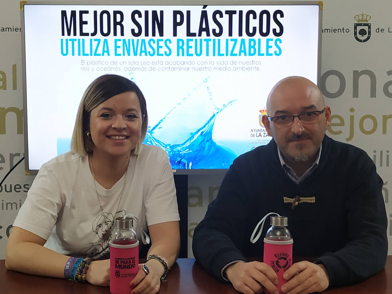 La concejala, Sara Jiménez, y el alcalde, Francisco Farrona, durante el acto de presentación 