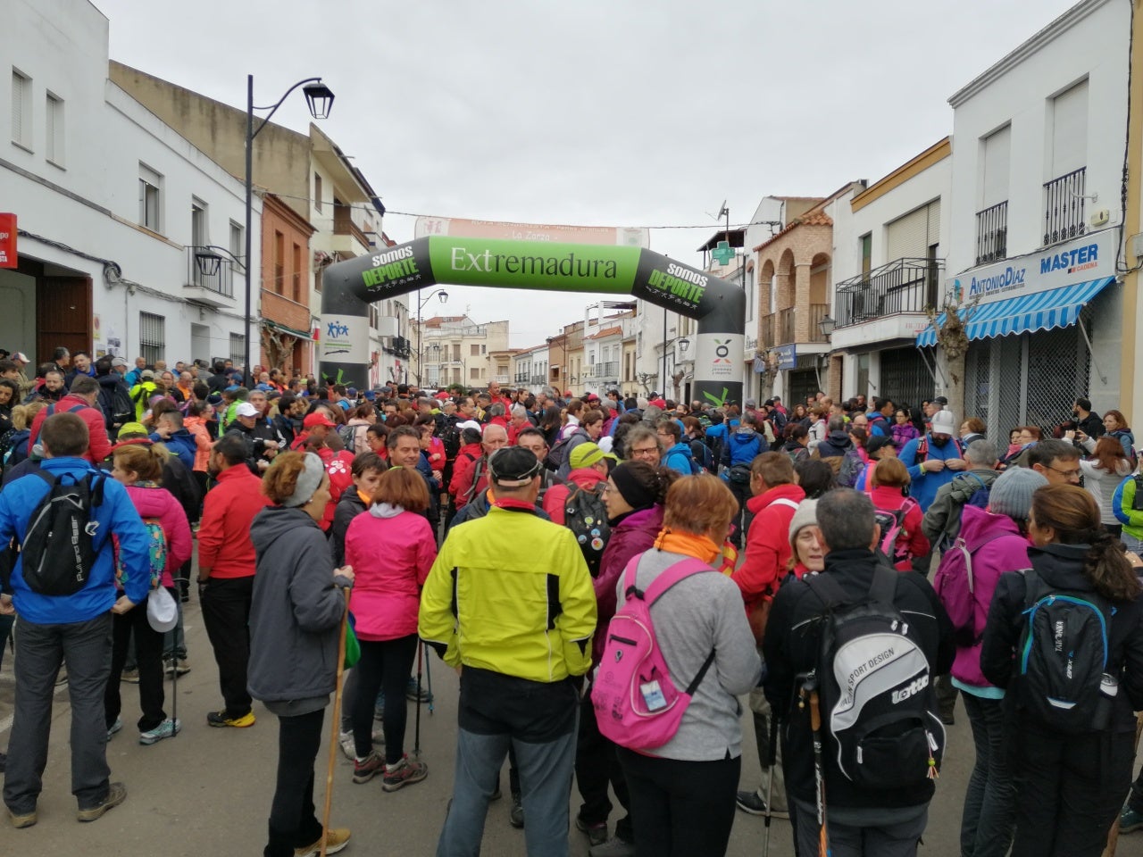 Los participantes, antes de iniciar la marcha