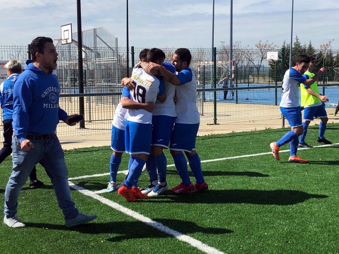 Los jugadores celebran el gol de la victoria