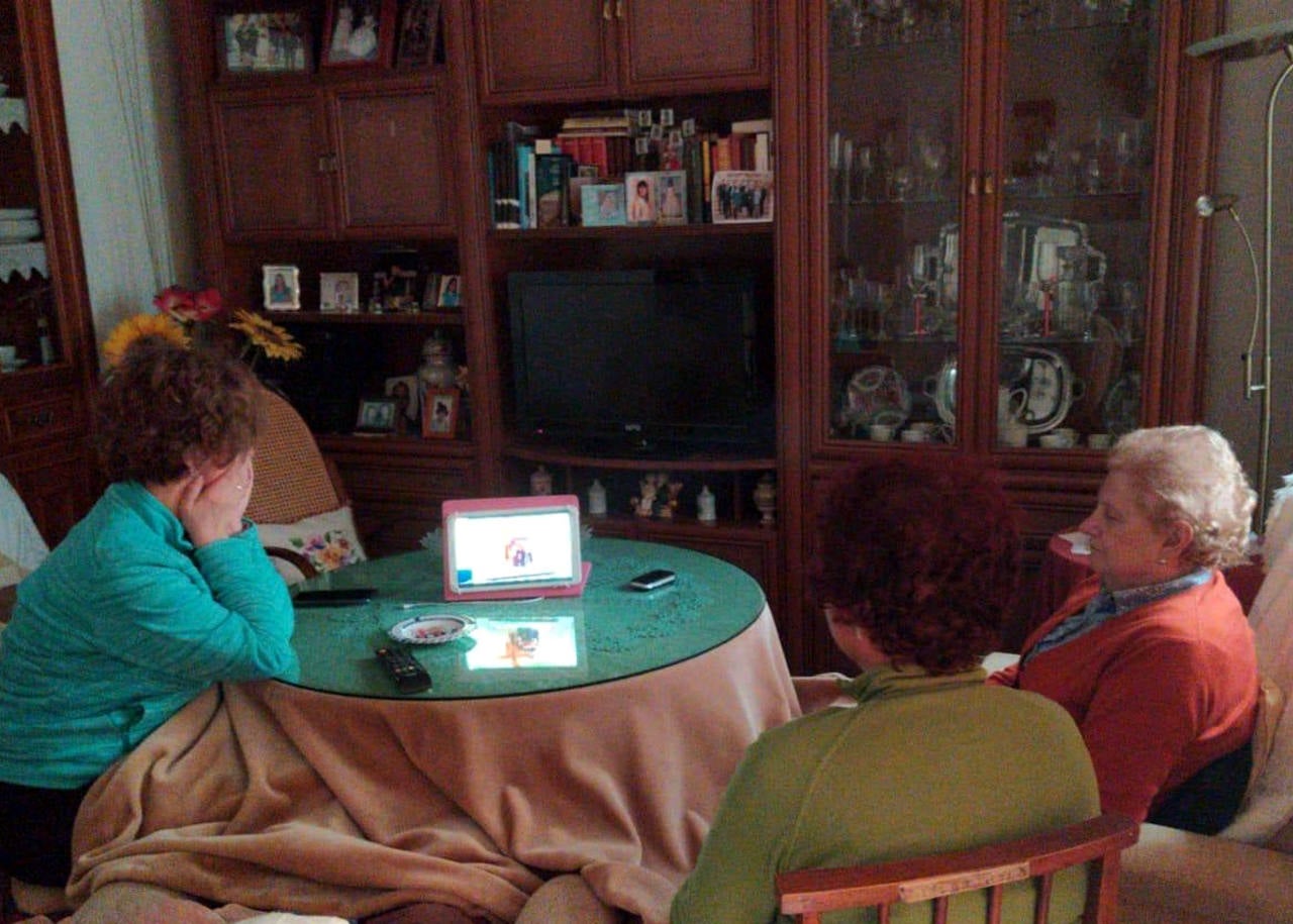 Un grupo de mujeres siguen la misa por Internet