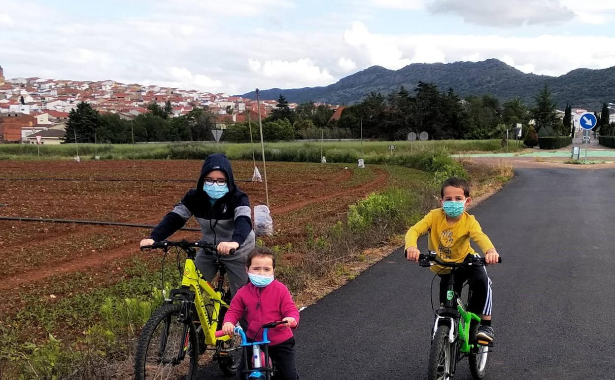 Jairo, Alexia y Ángel, en la carretera de la Estación
