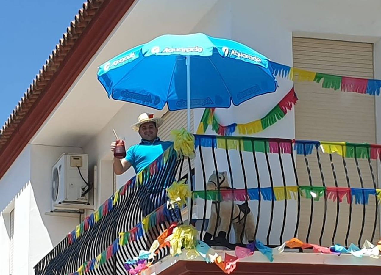 Un vecino, en el balcón de su casa