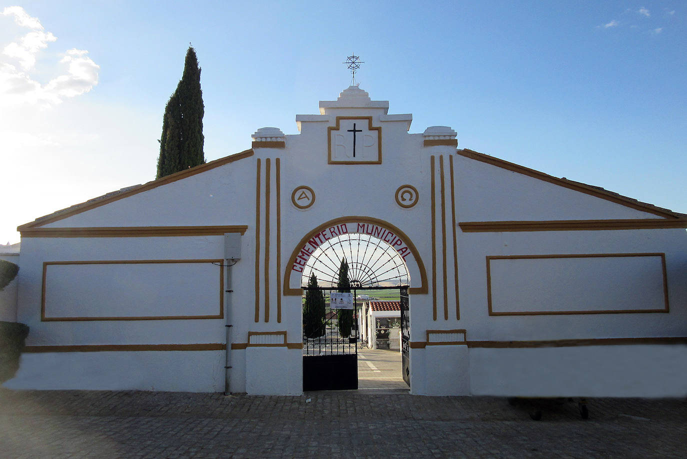 Fachada del cementerio municipal de La Zarza.