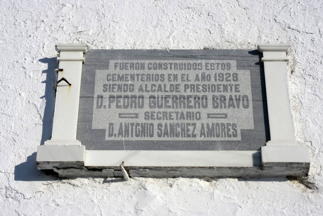 Placa conmemorativa de la construcción del cementerio.