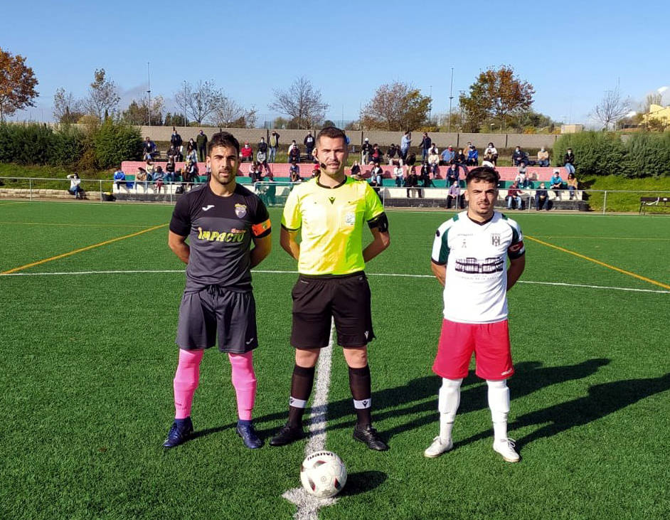 Capitanes y árbitro, al comienzo del encuentro