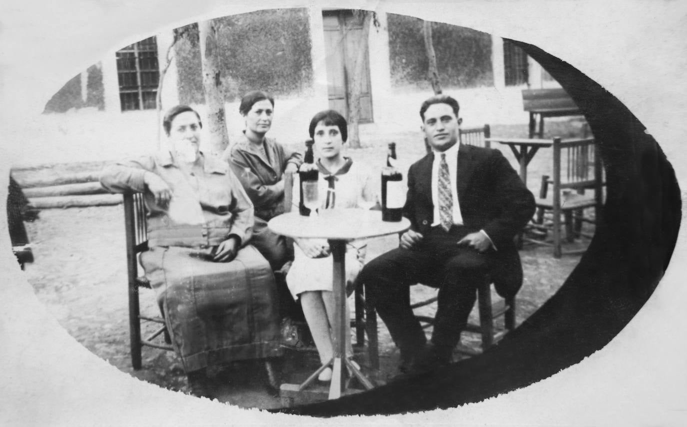 Ambiente festivo en un quiosco de la Ermita, 1929 