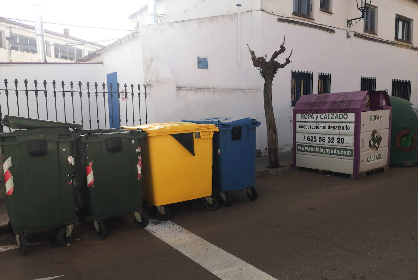 Contenedores junto al grupo escolar de la Ermita 