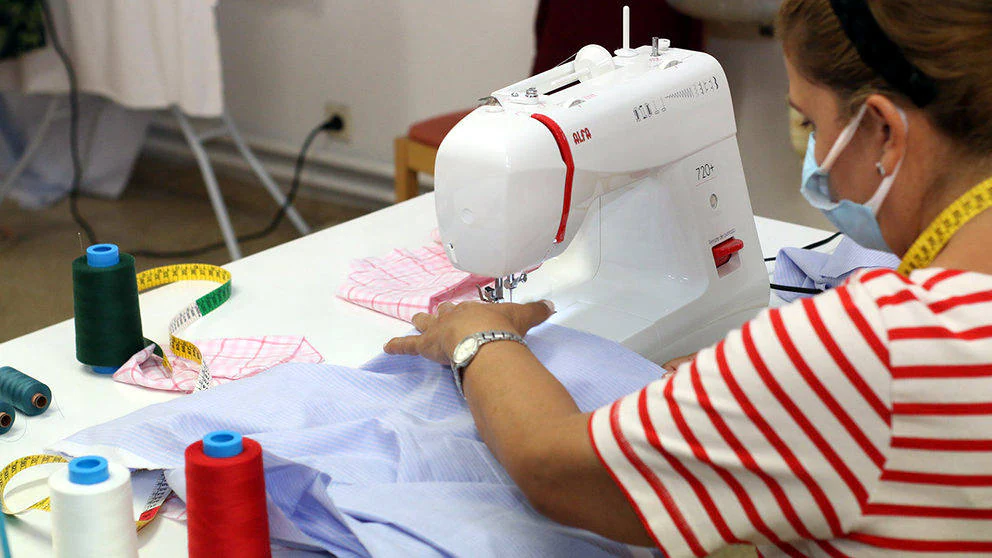 La Universidad Popular organiza un curso de costura a máquina