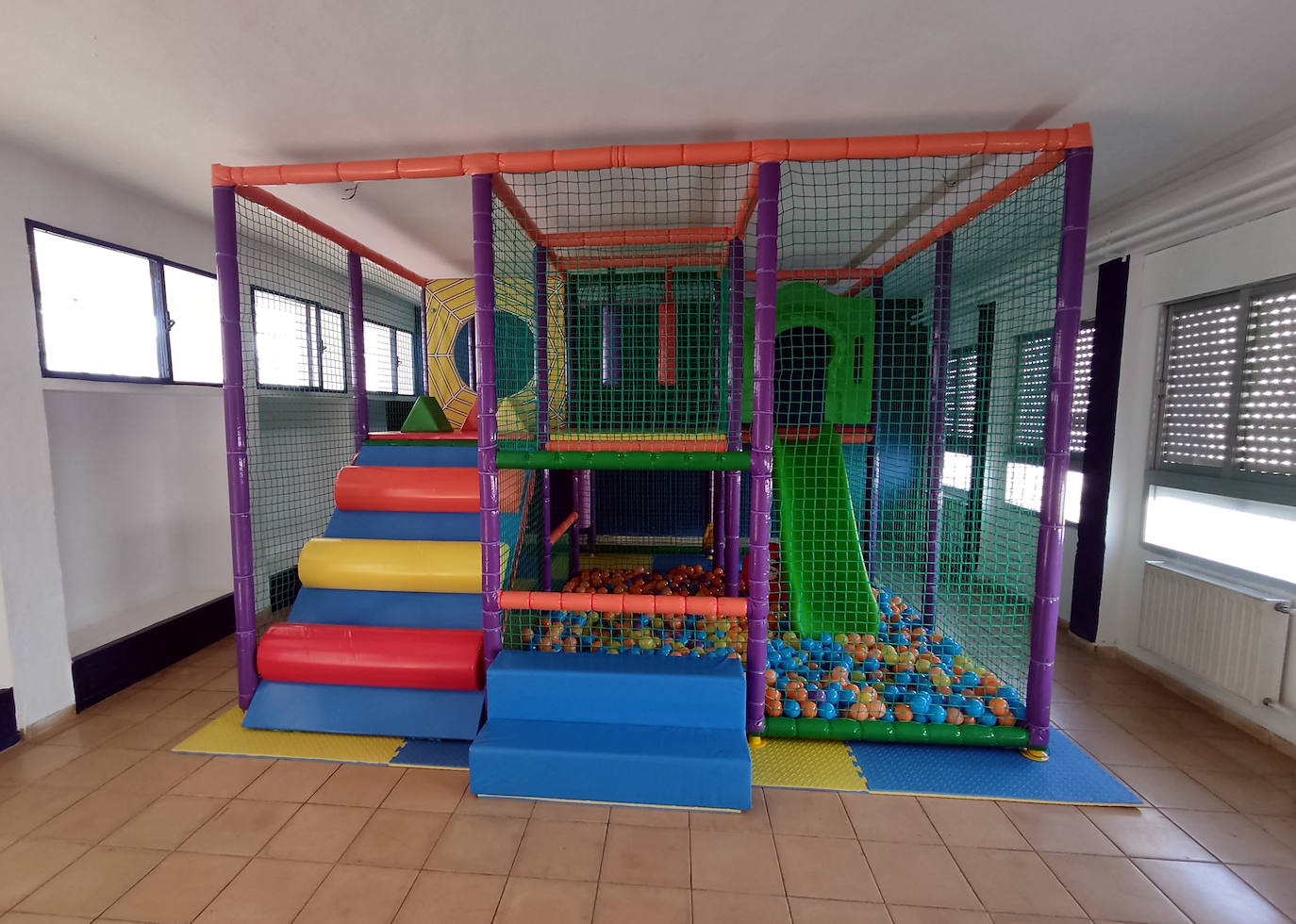 Atracción infantil instalada en el antiguo colegio de San Martín