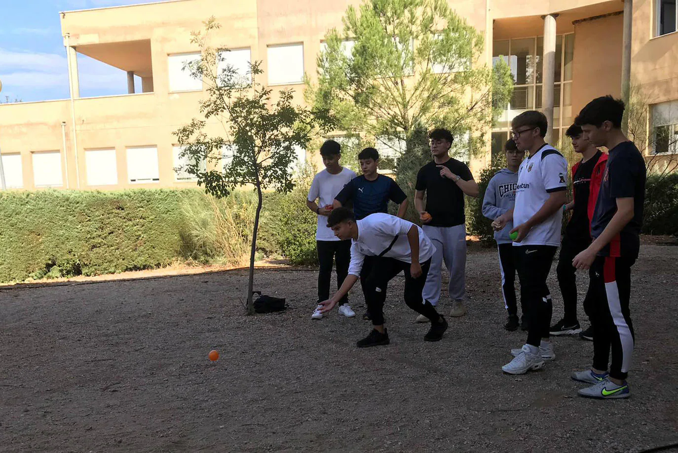 Grupo de alumnos jugando a la petanca