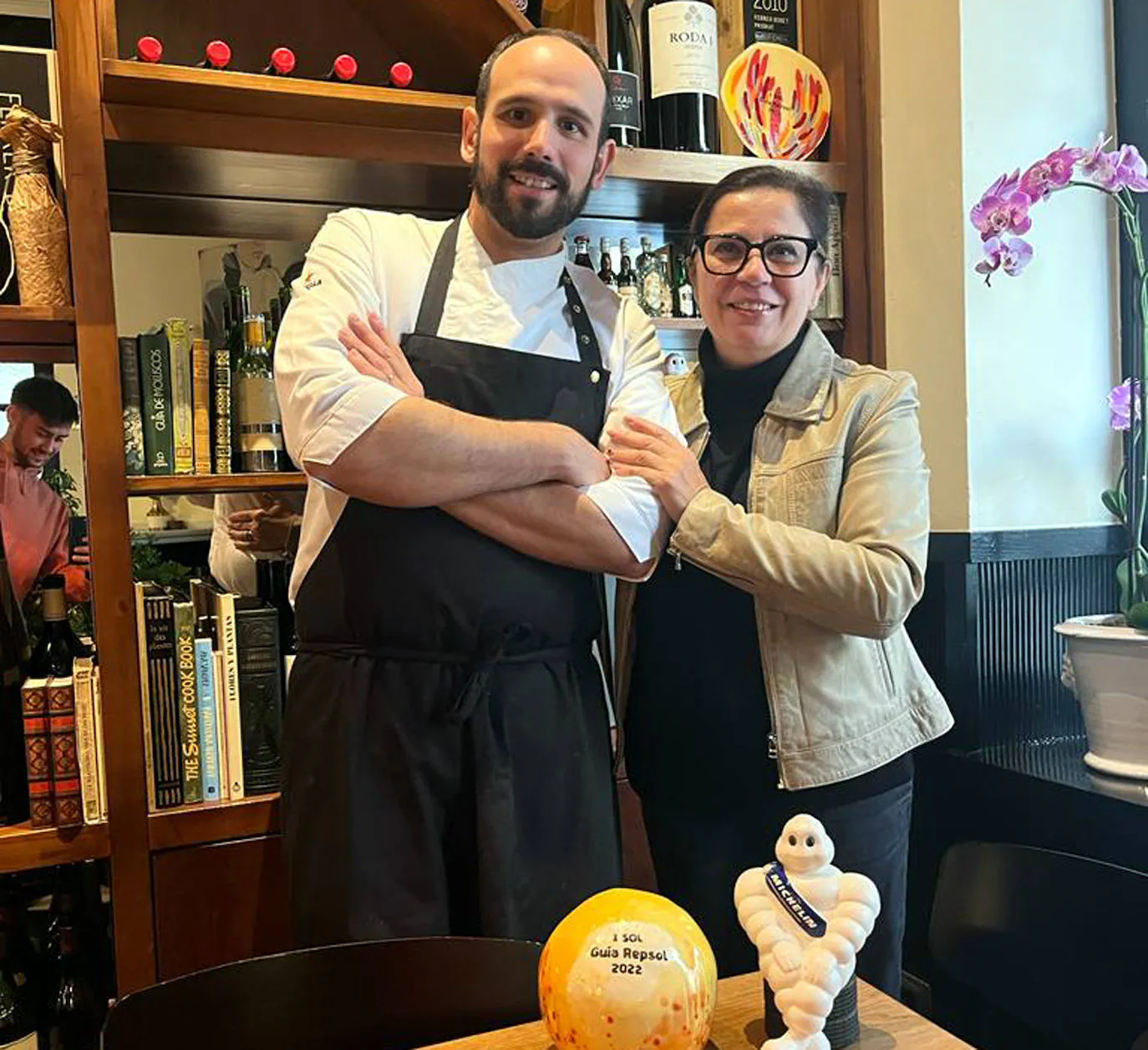 El chef Fran Agudo e Isabel Luisa Galán en el restaurante barcelonés Mont Bar