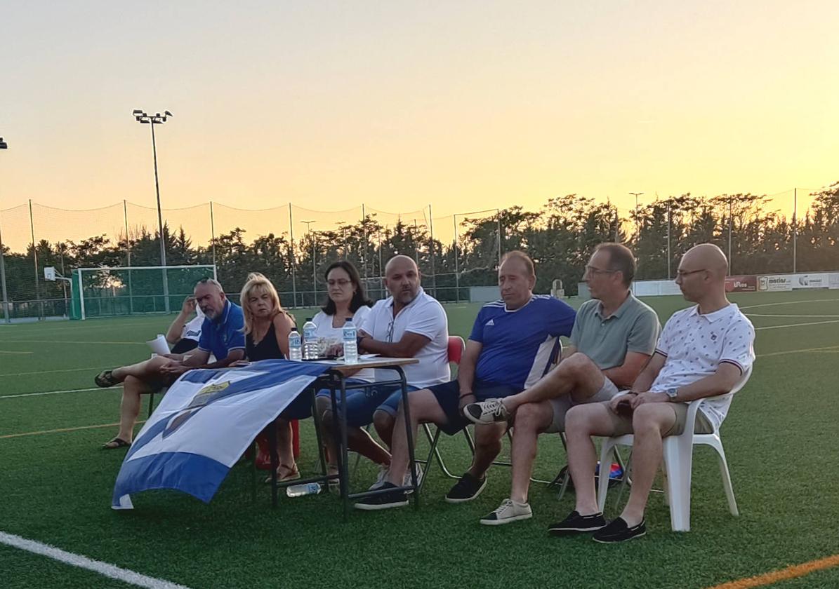 Miembros de la junta directiva, durante el acto