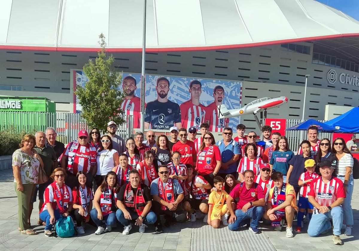 Foto de familia de la Peña Atlética 'La Zarza'