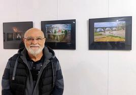 Antonio Bermejo, delante de algunas de su fotografías