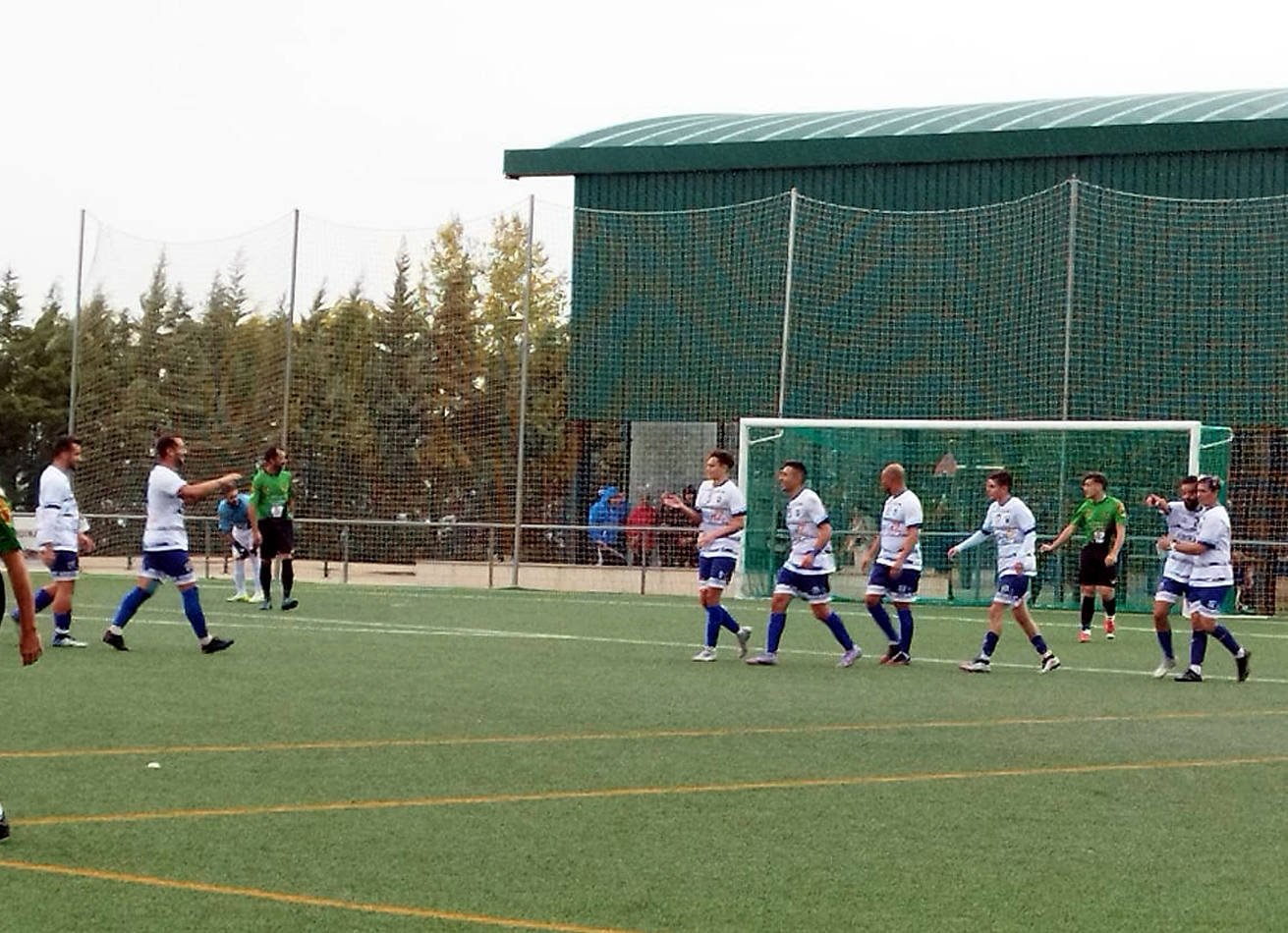 Los jugadores celebran un gol ante el Almoharín