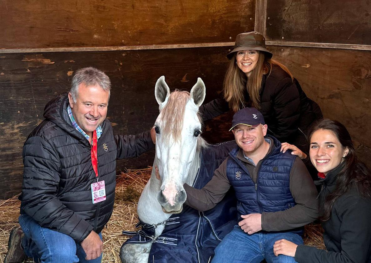 Miembros de la familia con uno de los caballos