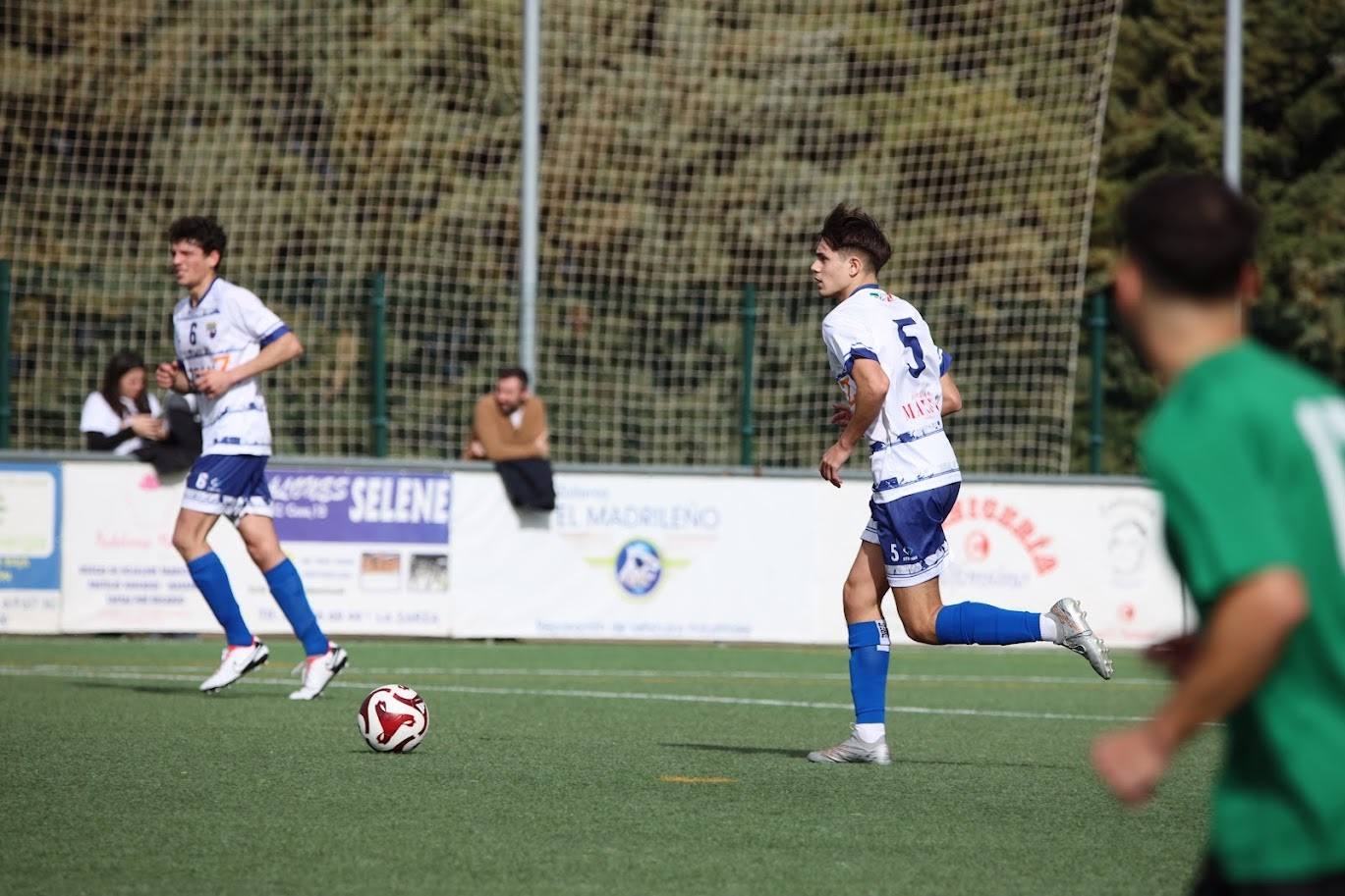 José Angel conduce un balón