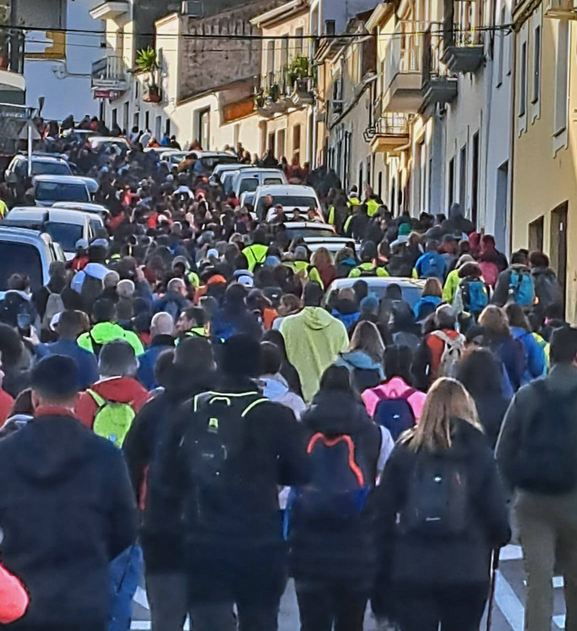 Los caminantes, en la calle El Pozo