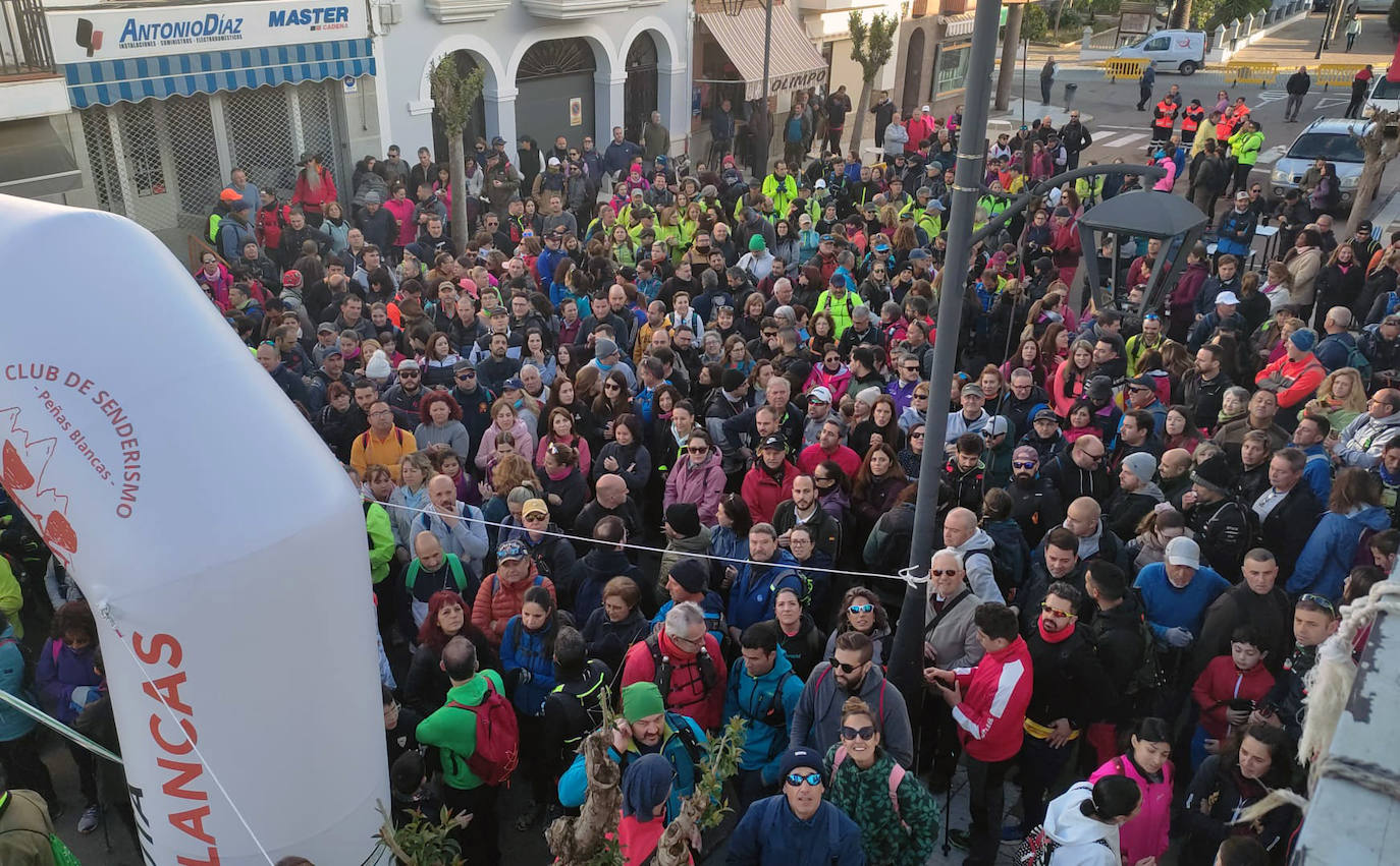 Senderistas concentrados en la salida