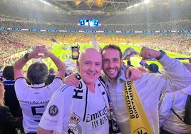 José María González y Felipe Gil celebran el triunfo del Madrid en Wembley