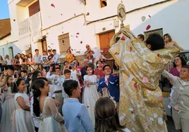 El párroco, José Manuel Álvarez, durante la procesión