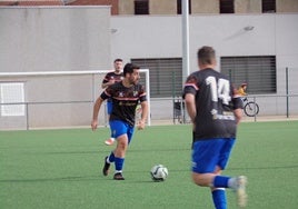 El centrocampista Nono conduce un balón