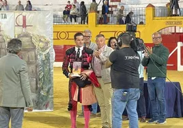 Luis Miguel Amado, con el premio recibido