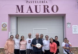 Foto de familia de los trabajadores de Pastelería Mauro