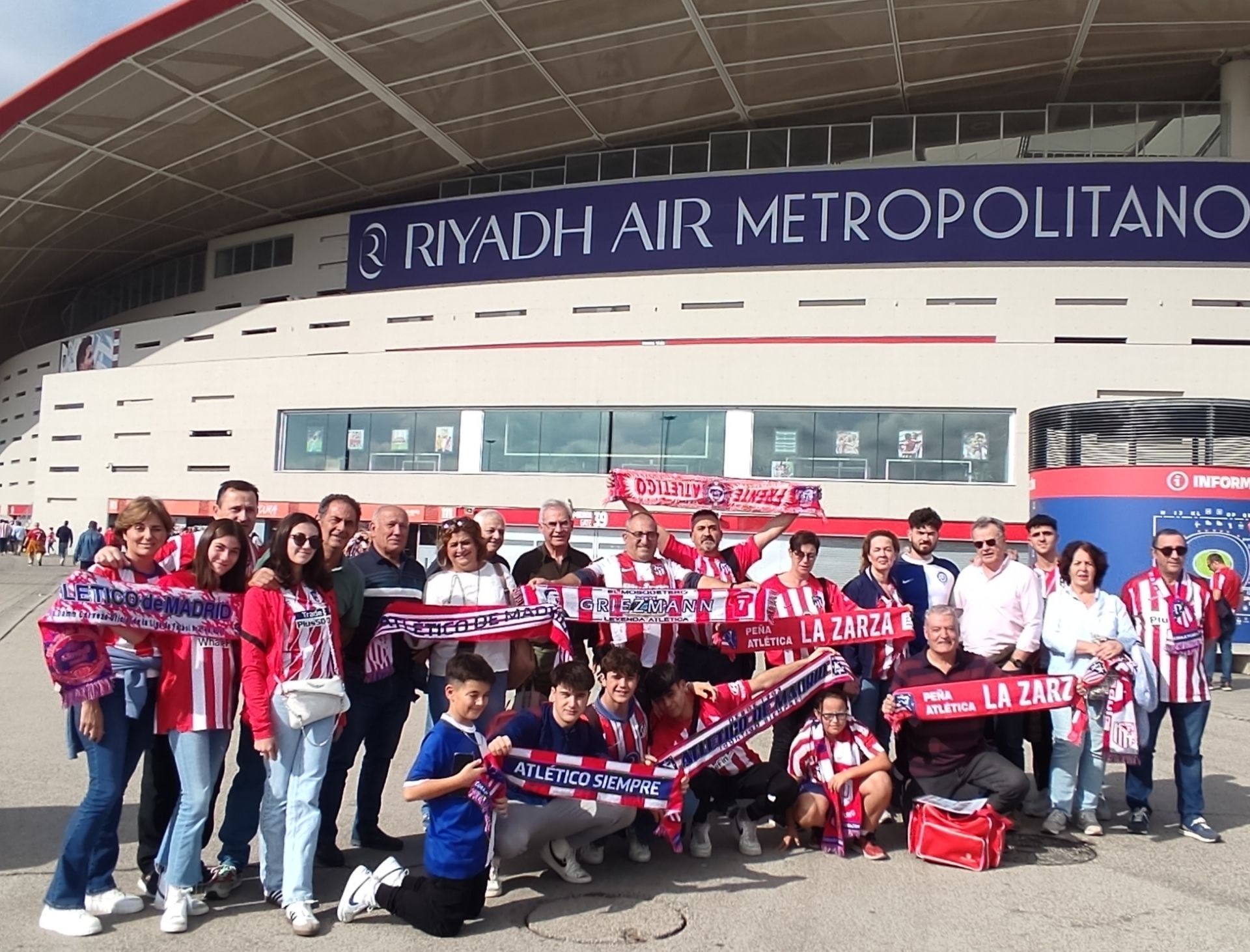 Peñistas de La Zarza, delante del estadio