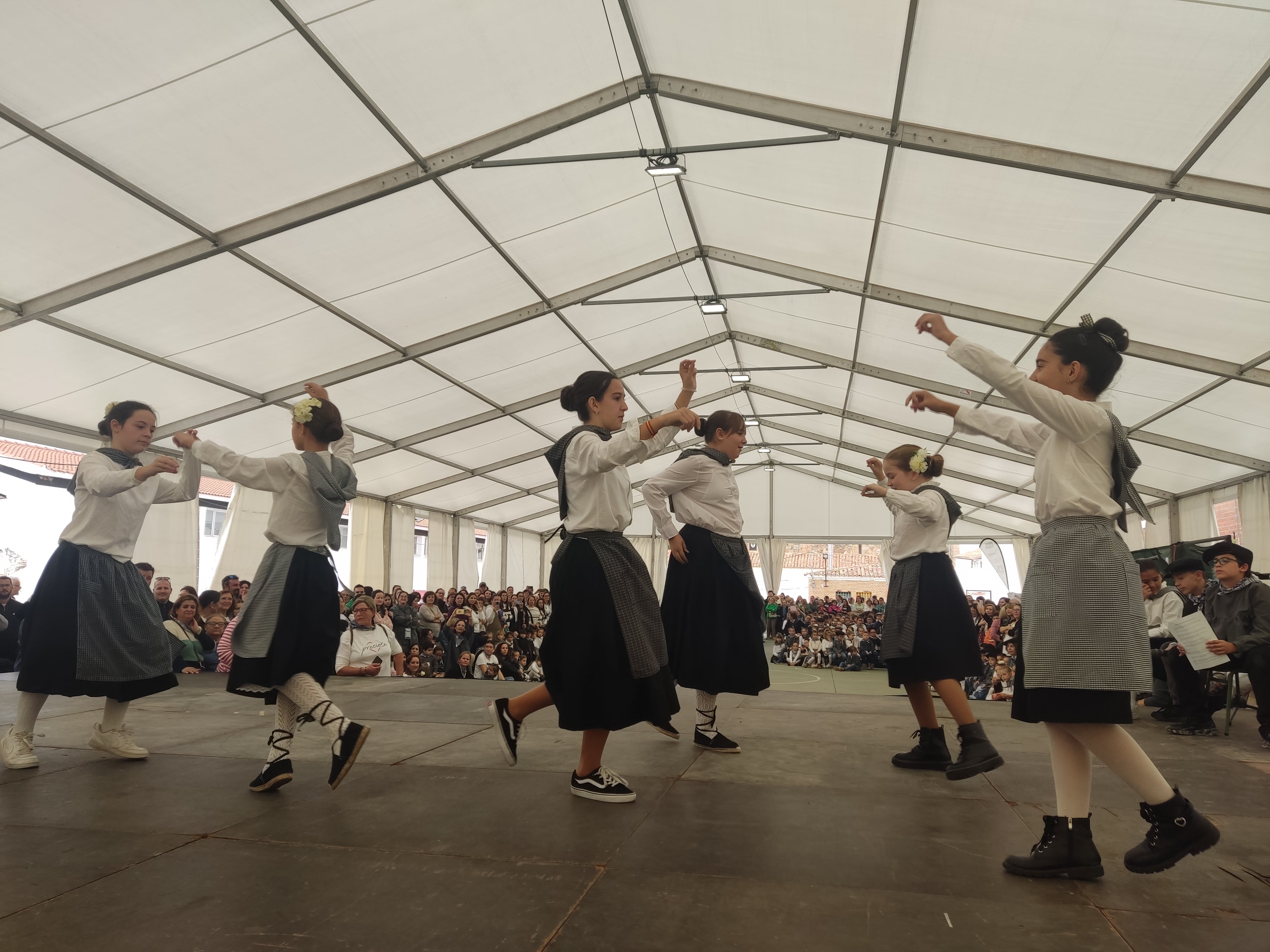 Niñas de sexto bailando la Jota de la Uva