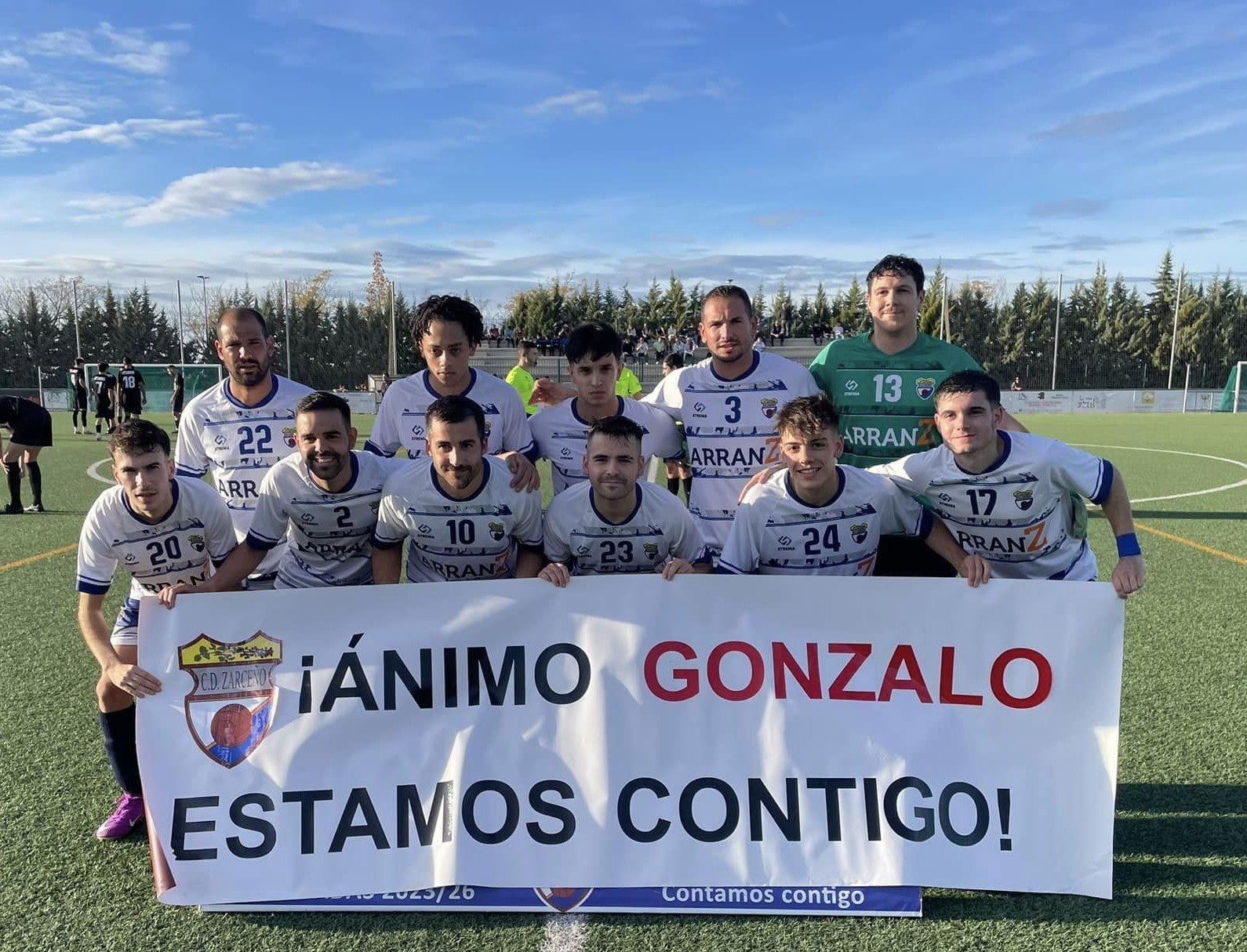 Los jugadores del Zarceño mostrando su apoyo a Gonzalo