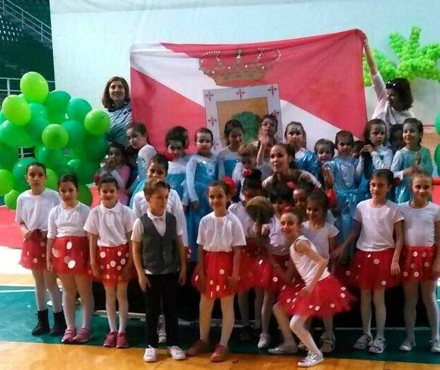 Foto de familia de los jóvenes participantes zarceños