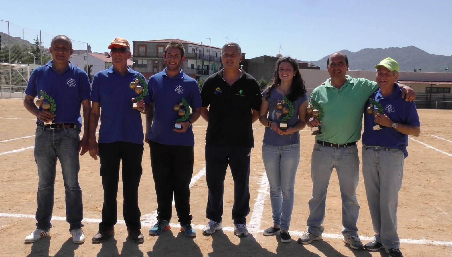 Los ganadores (segundo y tercera por la derecha) posan con el resto de premiados