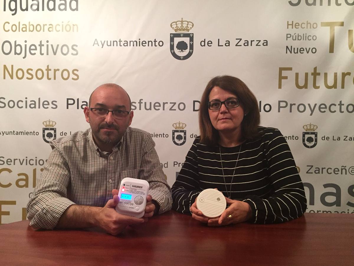 El alcalde y la concejala muestran los detectores de humo