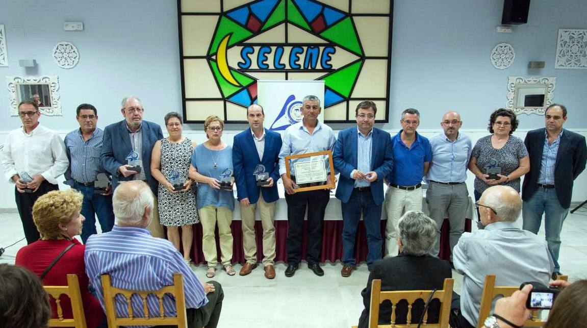 Foto de familia de los participantes en el acto
