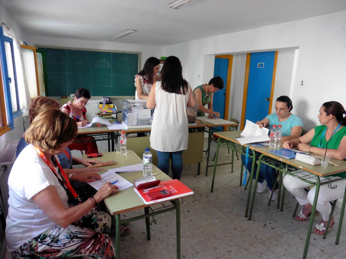 Un momento de las votaciones en un colegio electoral