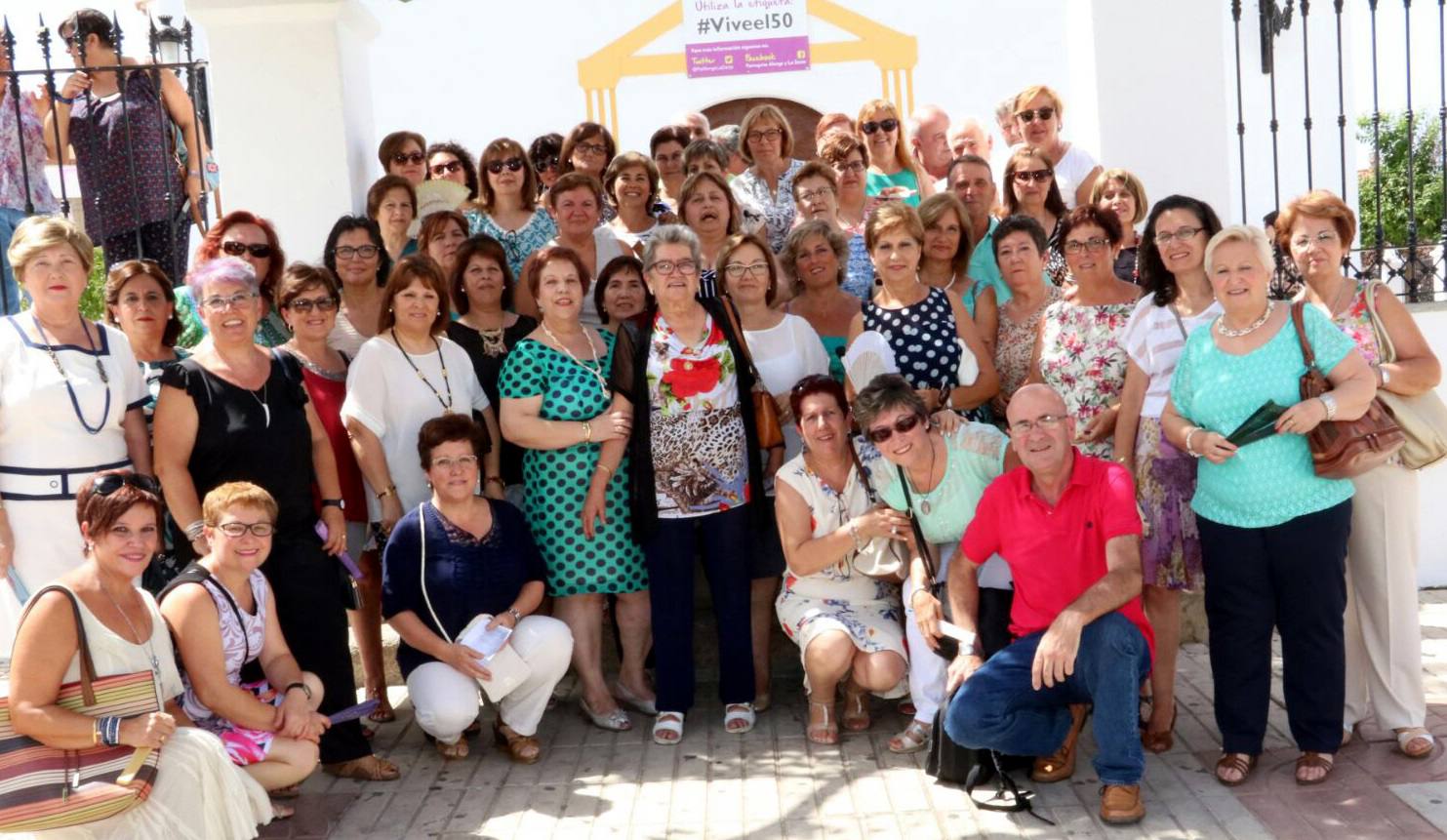 La homenajeada -en el centro de la imagen- posa con los asistentes