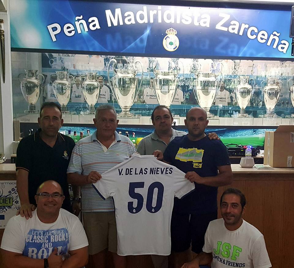 La Peña Madridista dona una camiseta firmada del Real Madrid para la subasta de la feria