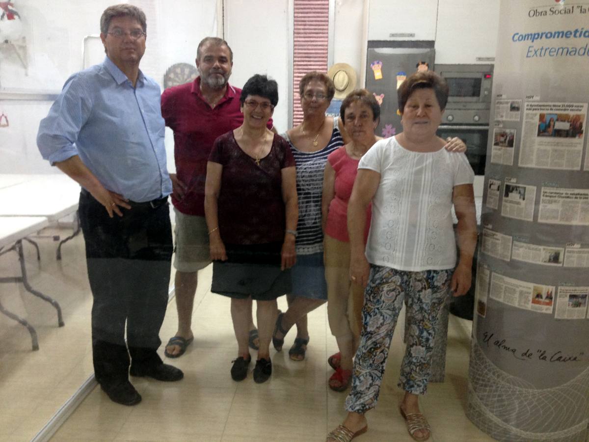 El director de la Caixa, con algunos representantes de la asociación