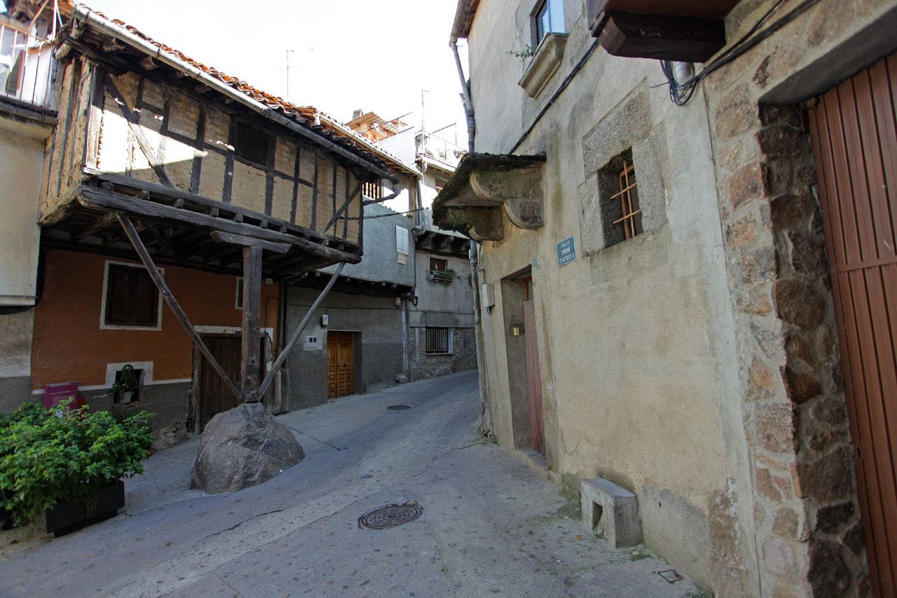 Calle típica de Garganta la Olla
