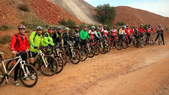 Integrantes de La Zarza Bike en las minas