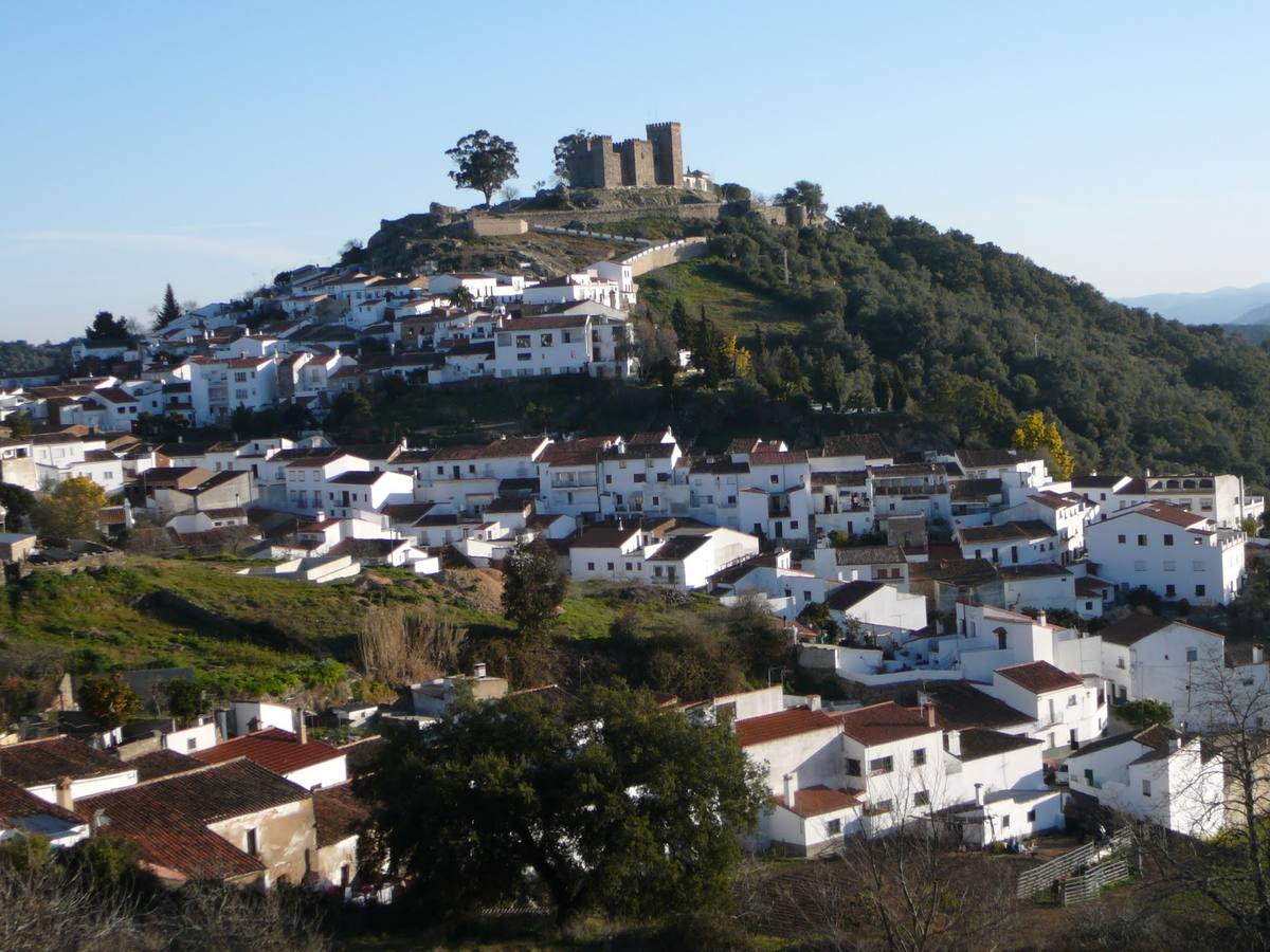 Vista panorámica de Aracena, con su castillo al fondo